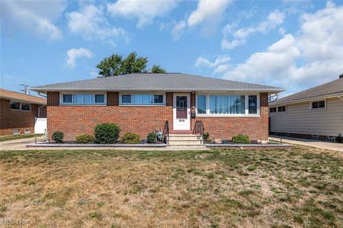 3218 Somia Dr, Parma, OH, 44134-3902 | Card Image