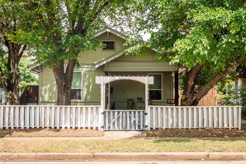 526 S Edgefield Ave, Dallas, TX, 75208-5933 | Card Image