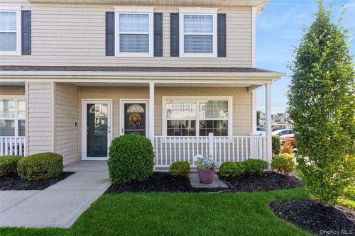 1201 Willow Ln, Valley Stream, NY, 11580-7010 | Card Image