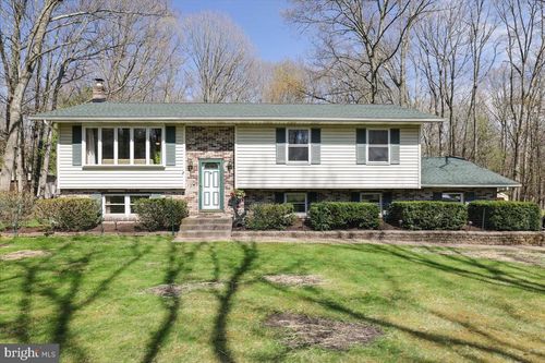 520 Executive Dr, Stroudsburg, PA, 18360-8135 | Card Image