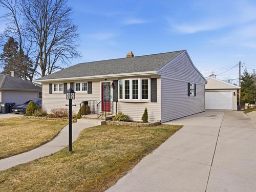 802 Forest Circle, Manitowoc, WI, 54220 | Card Image