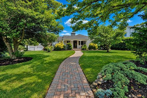 8 Stuart Avenue, Babylon, NY, 11701 | Card Image