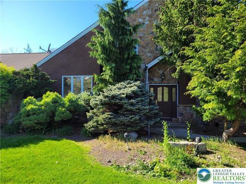 1015 Honeysuckle Rd, Walnutport, PA, 18088-9762 | Card Image