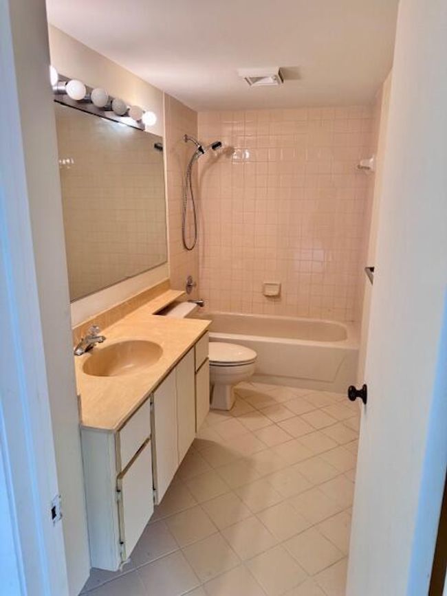 217 Live Oak Ln, Condo with 2 bedrooms, 3 bathrooms and null parking in Boynton Beach FL | Image 11