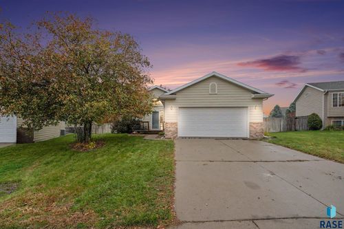 1405 N Pineridge Cir, Sioux Falls, SD, 57107-0939 | Card Image