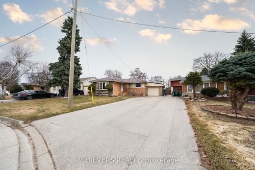 28 Cumbrian Crt, Brampton, ON, L6X2J8 | Card Image