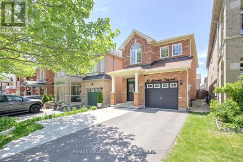 42 Laramie Crescent, Vaughan (Patterson), ON, L6A0P8 | Card Image