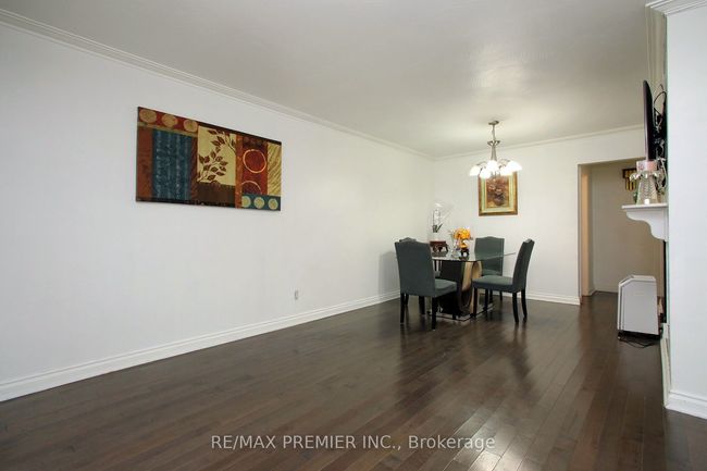 36 Newlin Cres, House attached with 5 bedrooms, 3 bathrooms and 4 parking in North York ON | Image 8