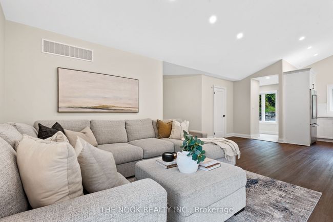 662 Raglan Rd W, House other with 3 bedrooms, 3 bathrooms and 10 parking in Oshawa ON | Image 8