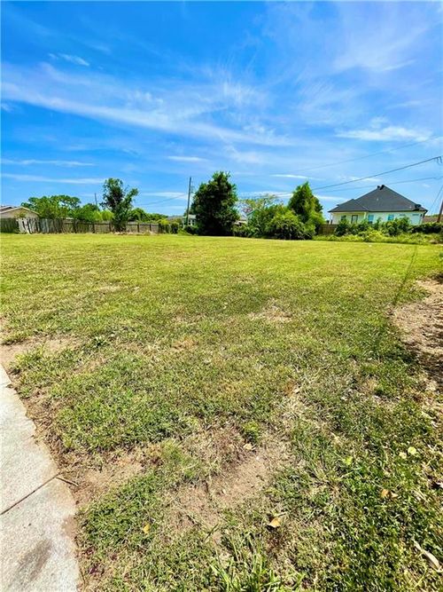 320 Doerr Dr, Arabi, LA, 70032-1806 | Card Image