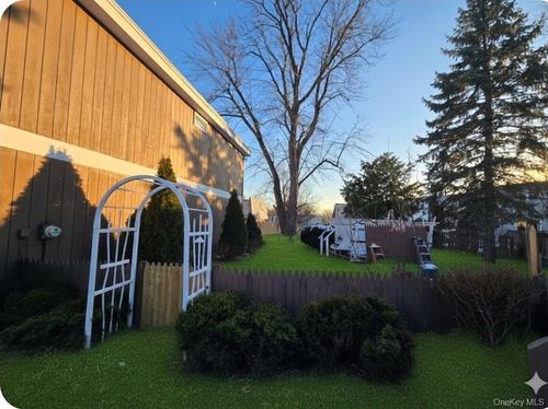 34 Hampton Ct, Middletown, NY, 10941-1610 | Card Image