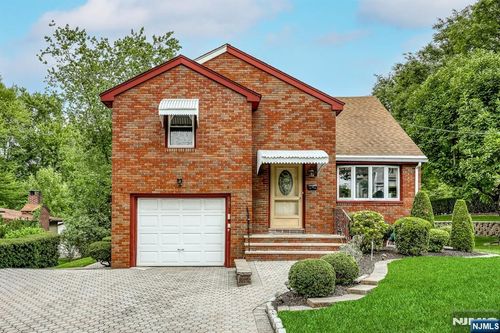 105 Arnot Pl, Paramus, NJ, 07652-3427 | Card Image