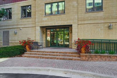 302 - 20 S Main Street, Condo with 2 bedrooms, 1 bathrooms and 1 parking in Mount Prospect IL | Image 2