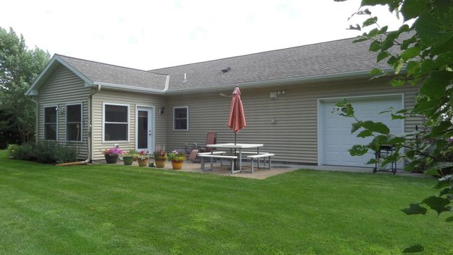 Lovely Patio in Summer | Image 32