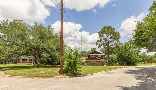 View of front facade and neighborhood | Image 21