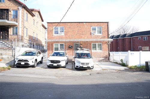 2521 127th St, Flushing, NY, 11354-1122 | Card Image