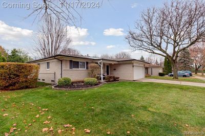 2887 Borden Drive, Home with 3 bedrooms, 2 bathrooms and null parking in Troy MI | Image 2