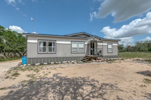 140 County Road 7866, Devine, TX, 78016-4573 | Card Image