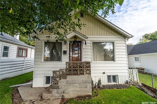 954 Hochelaga Street W, Moose Jaw, SK, S6H2H8 | Card Image