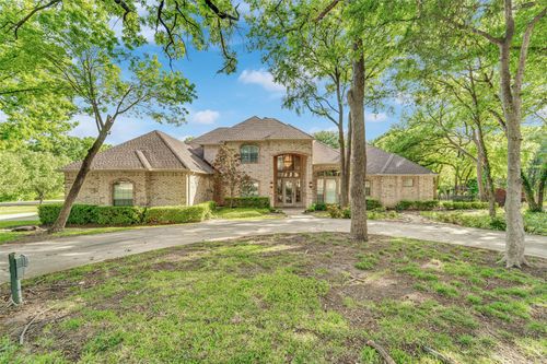 2202 Southern Oaks Dr, Cedar Hill, TX, 75104-6413 | Card Image
