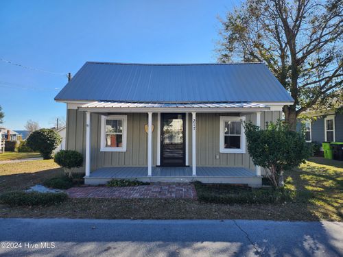 217 S Walnut St, Swansboro, NC, 28584-9612 | Card Image