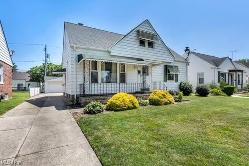 255 E 327th St, Willowick, OH, 44095-3234 | Card Image