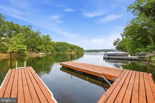 1003 Lakeview Dr, CROSS JUNCTION, VA, 22625-2514 | Card Image