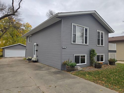 215 Manila St Ne, Willmar, MN, 56201-2628 | Card Image