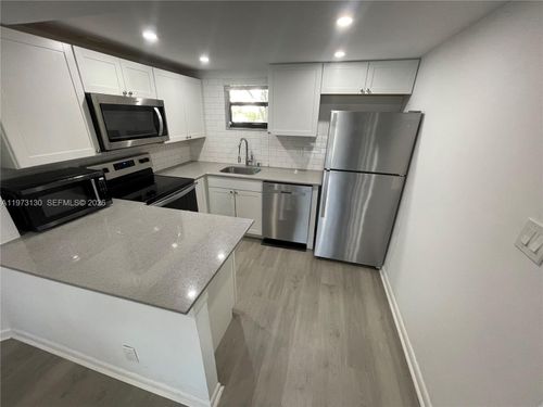 apt-116-8290 Lake Dr, Doral, FL, 33166-4670 | Card Image