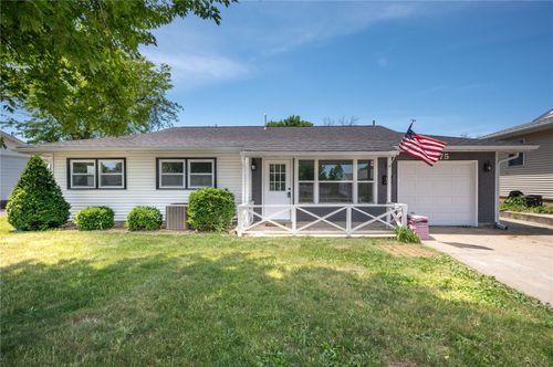 4975 Kesler Rd Nw, Cedar Rapids, IA, 52405-3325 | Card Image