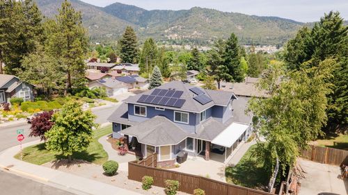 965 Valley View Dr, Grants Pass, OR, 97526-6330 | Card Image