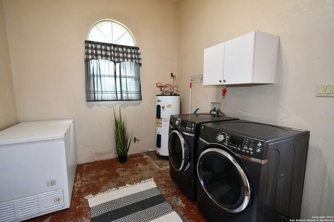 8389 E Loop 1604 S, House other with 5 bedrooms, 5 bathrooms and null parking in Adkins TX | Image 52