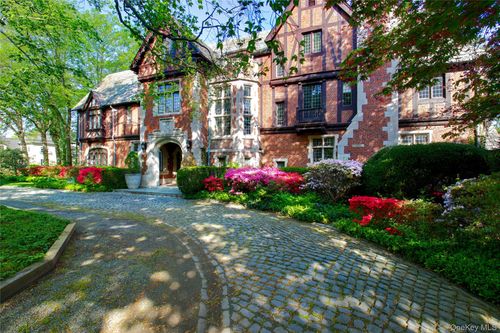 107 Bayview Rd, Manhasset, NY, 11030-1027 | Card Image