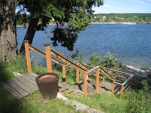 33 Blue Point Lane, Thetis Island, BC, V0R2Y0 | Card Image