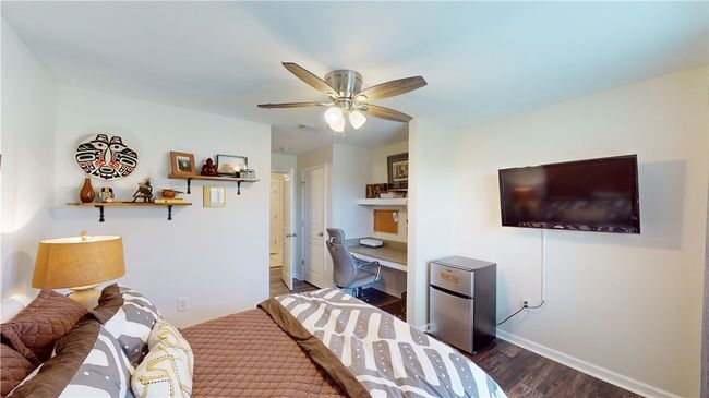 Guest room with built in desk | Image 11