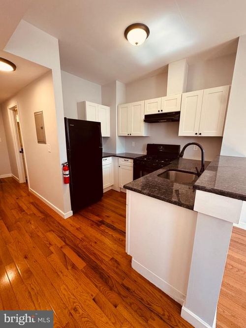 221 Market St, CAMDEN, NJ, 08102-2401 | Card Image