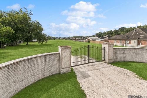 39033 Cornerview Rd, Gonzales, LA, 70737-6216 | Card Image