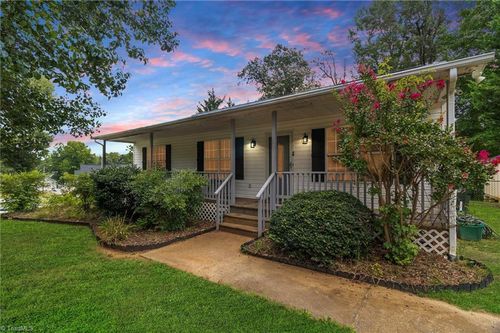 113 Falling Creek Dr, Thomasville, NC, 27360-3237 | Card Image
