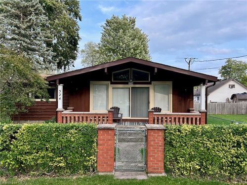 324 Oakwood Ave, Crystal Beach, ON, L0S1N0 | Card Image