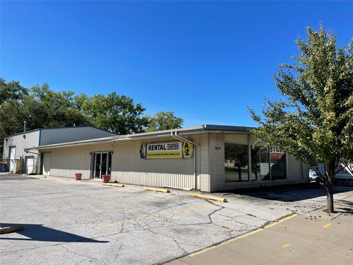 1220 73rd St, Windsor Heights, IA, 50324-1316 | Card Image