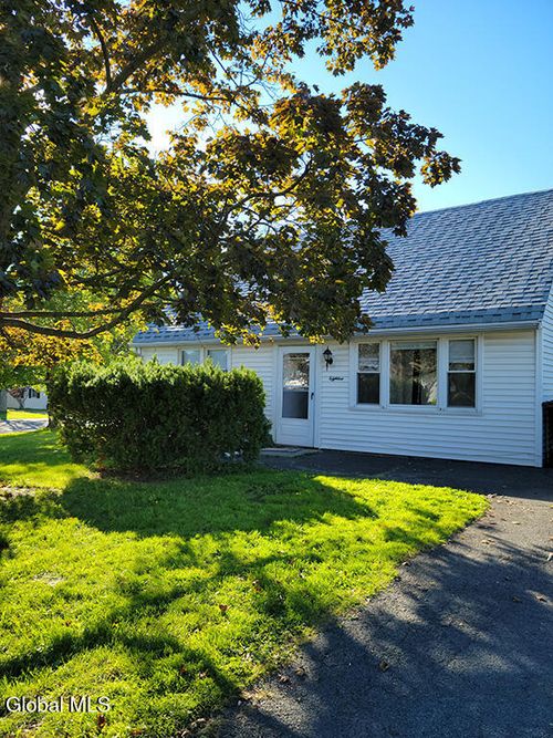 18 Whitney Rd, Latham, NY, 12110-2423 | Card Image