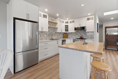 6-10008 Third St, Sidney, BC, V8L3B3 | Card Image