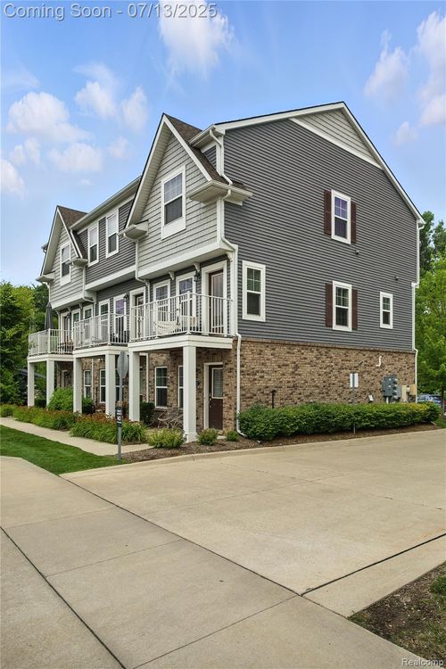 3317 Parkways Blvd, Auburn Hills, MI, 48326-3934 | Card Image