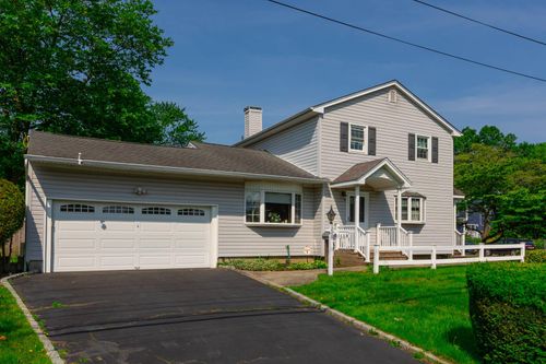 1668 Manatuck Blvd, Bay Shore, NY, 11706-2147 | Card Image