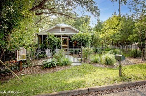 319 Washington Ave, Ocean Springs, MS, 39564-4627 | Card Image