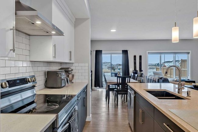 117 Legacy Glen Cir Se, House other with 3 bedrooms, 3 bathrooms and 4 parking in Calgary AB | Image 6