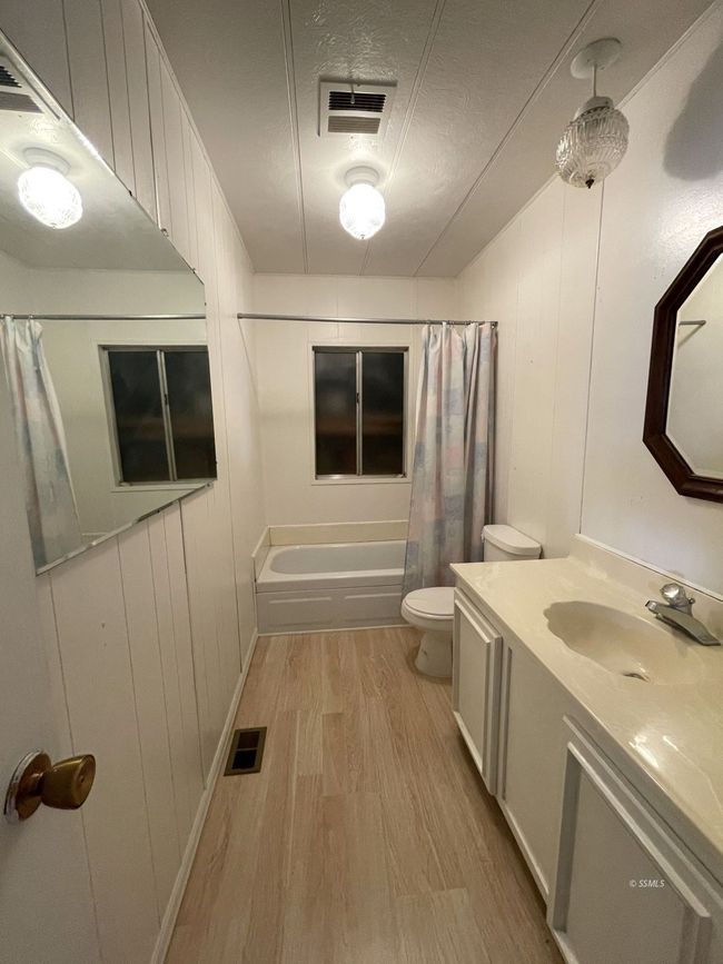 Hall Bathroom | Image 11