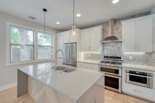 2-2204 Holly St, Austin, TX, 78702-5610 | Card Image