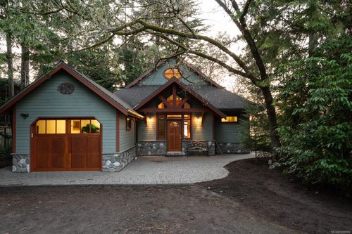 675 Towner Park Rd, North Saanich, BC, V8L5L7 | Card Image