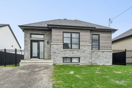 615 Rue Lorrain, Saint Lin  Laurentides, QC, J5M2W5 | Card Image